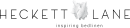 Logo mit weißer Feder und Schriftzug „Federleicht“ auf transparentem Hintergrund, minimalistisches Design.