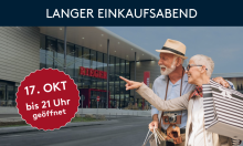 Älteres Paar mit Einkaufstaschen vor Möbelhaus Rieger, langer Einkaufsabend am 17. Oktober bis 21 Uhr geöffnet.