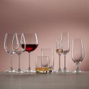 Verschiedene leere und gefu00fcllte Weinglu00e4ser, Whiskyglas und Wasserglas auf Tisch vor rosa Hintergrund.