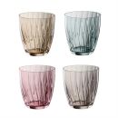 Vier bunte Trinkglu00e4ser mit Rillenmuster, modern, transparent, in Braun, Blau, Rosa und Grau auf weiu00dfem Hintergrund.