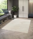 Moderner, heller Teppich mit geometrischem Muster in stilvollem Wohnzimmer mit Parkett und großen Fenstern.