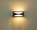 Moderne LED-Wandleuchte mit warmweißem Licht an einer hellen Wand, energiesparende Innenbeleuchtung.
