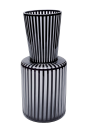 Schwarz-weiße Vase mit vertikalen Streifen, modernes Design, dekoratives Wohnaccessoire, Glasvase.
