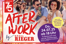 Gruppe junger Menschen feiert mit Getränken auf Dachterrasse bei Sonnenuntergang, After-Work-Event Möbel RIEGER.