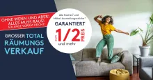 Junge Frau tanzt fröhlich auf Sofa, daneben Werbebanner für großen Totalräumungsverkauf mit Rabatten bis 50%.