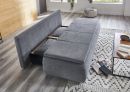 Graues Schlafsofa mit ausgeklappter Liegefläche im modernen Wohnzimmer auf Holzfußboden und Teppich.