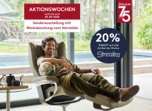 Mann sitzt entspannt im Stressless-Sessel mit Fußball, Aktionswochen-Rabatt und Jubiläumsangebot im Wohnzimmer.