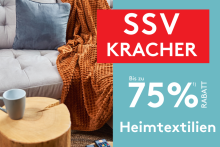 Werbegrafik mit dem Text "SSV KRACHER – Bis zu 75 % Rabatt auf Heimtextilien" auf türkisfarbenem Hintergrund. Links im Bild ist ein gemütlich eingerichtetes Wohnzimmer mit hellgrauem Sofa, blauen Zierkissen