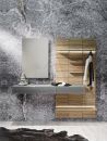 Modernes Badezimmermöbel-Set aus Holz mit Spiegel, Ablage, Handtuchhalter und dekorativen Accessoires.