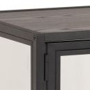 Ecke eines modernen Schranks aus Holz und Metall, schwarz-weiß, mit klaren Linien und industriellem Design.