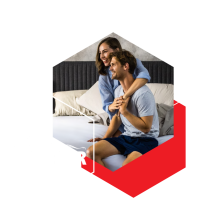 TEMPUR Matratze mit glücklichem Paar – spürbar besser schlafen dank innovativem Liegegefühl