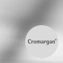 Gebürsteter Edelstahl-Hintergrund mit dem Schriftzug „Cromargan®“ im Kreis, modernes Materialdesign.