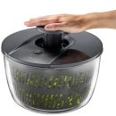 Hand bedient schwarze Salatschleuder mit frischem grünem Salat, Küchengerät zur schnellen Salattrocknung.