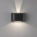 Moderne schwarze LED-Wandleuchte aus Metall, strahlt Licht nach oben und unten auf eine weiße Wand.