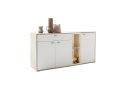 Modernes Sideboard aus Holz mit weißen Türen, offenen Fächern und Dekoration, Wohnzimmermöbel auf weißem Hintergrund.