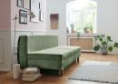 Modernes Wohnzimmer mit grünem Cordsofa, Holzboden, Zimmerpflanzen und großem Fenster, skandinavischer Stil.