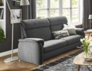 Dunkelgraues, modernes 2-Sitzer-Sofa mit Armlehnen und Kopfstützen, freistehend auf weißem Hintergrund.