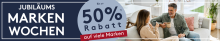 Banner mit Jubiläums-Markentagen, bis zu 50% Rabatt, Paar trinkt Kaffee im modernen Wohnzimmer, Rabattaktion