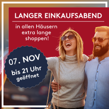 Junges Paar beim Shopping am langen Einkaufsabend, Geschäfte am 7. November bis 21 Uhr geöffnet.