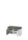 Weiße Sitzbank mit braunem Polster, offenen Fächern und zwei geöffneten Türen, ideal für Flur oder Garderobe.