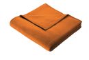 Orangefarbene Fleecedecke, weich und gefaltet, auf weißem Hintergrund, gemütliche Wohndecke für Sofa oder Bett.