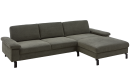Dunkelgraues Ecksofa mit Ottomane rechts, modernem Design und Stoffbezug auf schwarzen Metallfüßen.