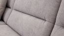 Detailaufnahme einer grauen, modernen Stoffsofa-Rückenlehne mit weicher Polsterung und strukturierter Oberfläche.