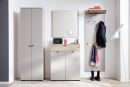Moderner Flur mit Garderobenschrank, Spiegel, Kommode, Kleiderhaken, Stiefeln und Accessoires auf Holzfußboden.