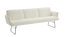 Modernes, cremefarbenes Sofa mit Metallbeinen, drei Sitzplätzen und minimalistischem Design auf weißem Hintergrund.
