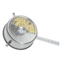 Metall-Spätzlepresse mit Griff, frisch gepresste Spätzle, Küchengerät zur Teigzubereitung, Nahaufnahme.