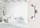 Modernes Wohnzimmer in Weiß mit Sofa, Regal und eleganter Wandlampe mit zwei runden Leuchten.