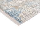 Moderner Teppich mit orientalischem Muster in Blau, Beige und Weiß, weiche Oberfläche, dekorativer Wohnaccessoire.