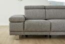 Graues, modernes Sofa mit verstellbarer Kopfstütze auf hellem Holzfußboden vor weißer Wand im Wohnzimmer.