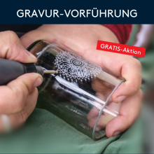 Person graviert filigranes Mandala-Muster auf Glas bei kostenloser Gravur-Vorführung, Handwerk, Kunst.