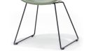 Moderner Stuhl mit grünem Sitz und schwarzen Metallbeinen auf weißem Hintergrund, minimalistisches Design.