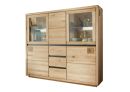 Massive Holzvitrine mit Glastüren, LED-Beleuchtung und dekorativen Accessoires, modernes Wohnzimmermöbel.